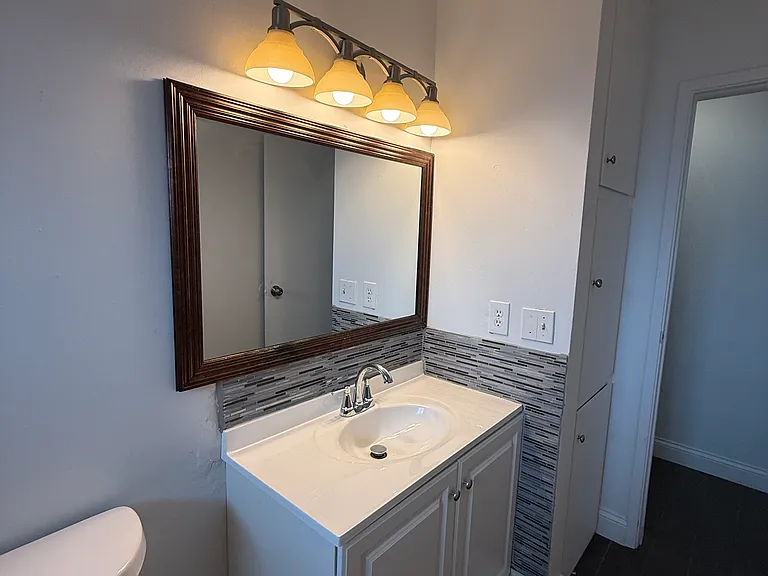 3222 W Nicolet St — Photo 8