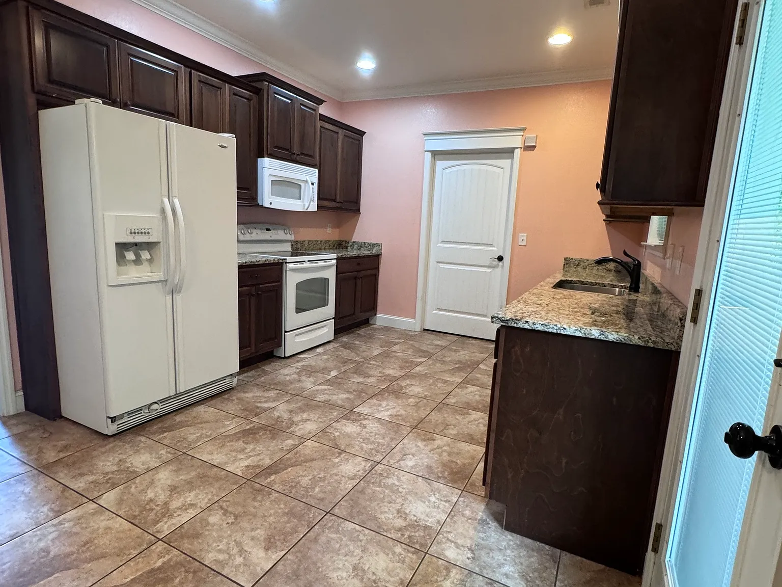 3 bed, 2.0 bath, 1312 sqft, $2,000 — Photo 3