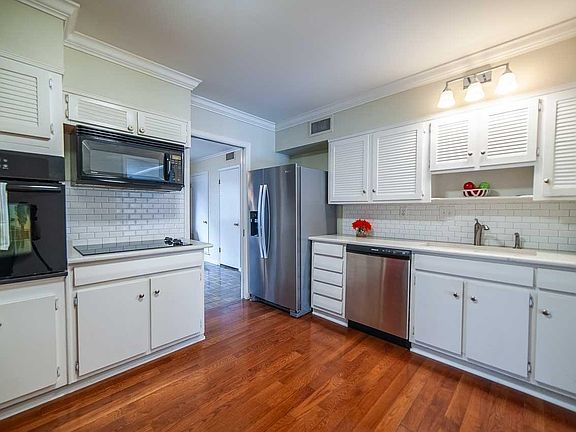 2nd image of 4400 Poplar Ave APT 19