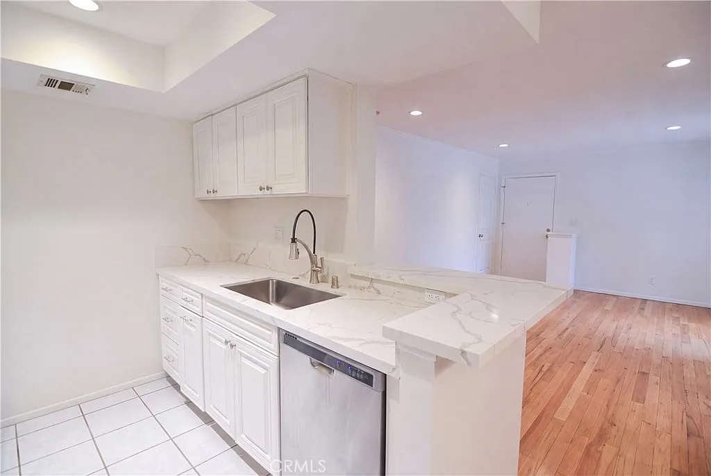 2 bed, 862 sqft, $3,000 — Photo 3