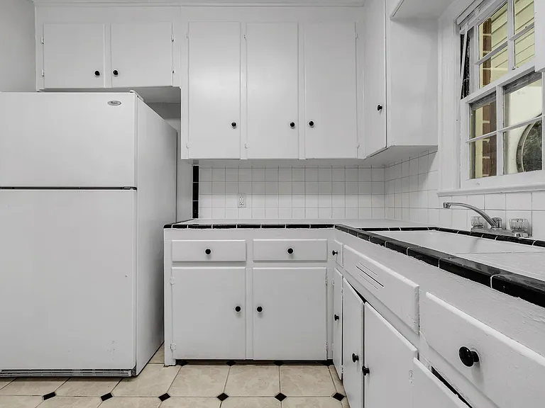 1437 S Meridian St — Photo 11