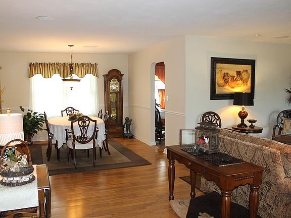 5th image of 128 Hickory Dr