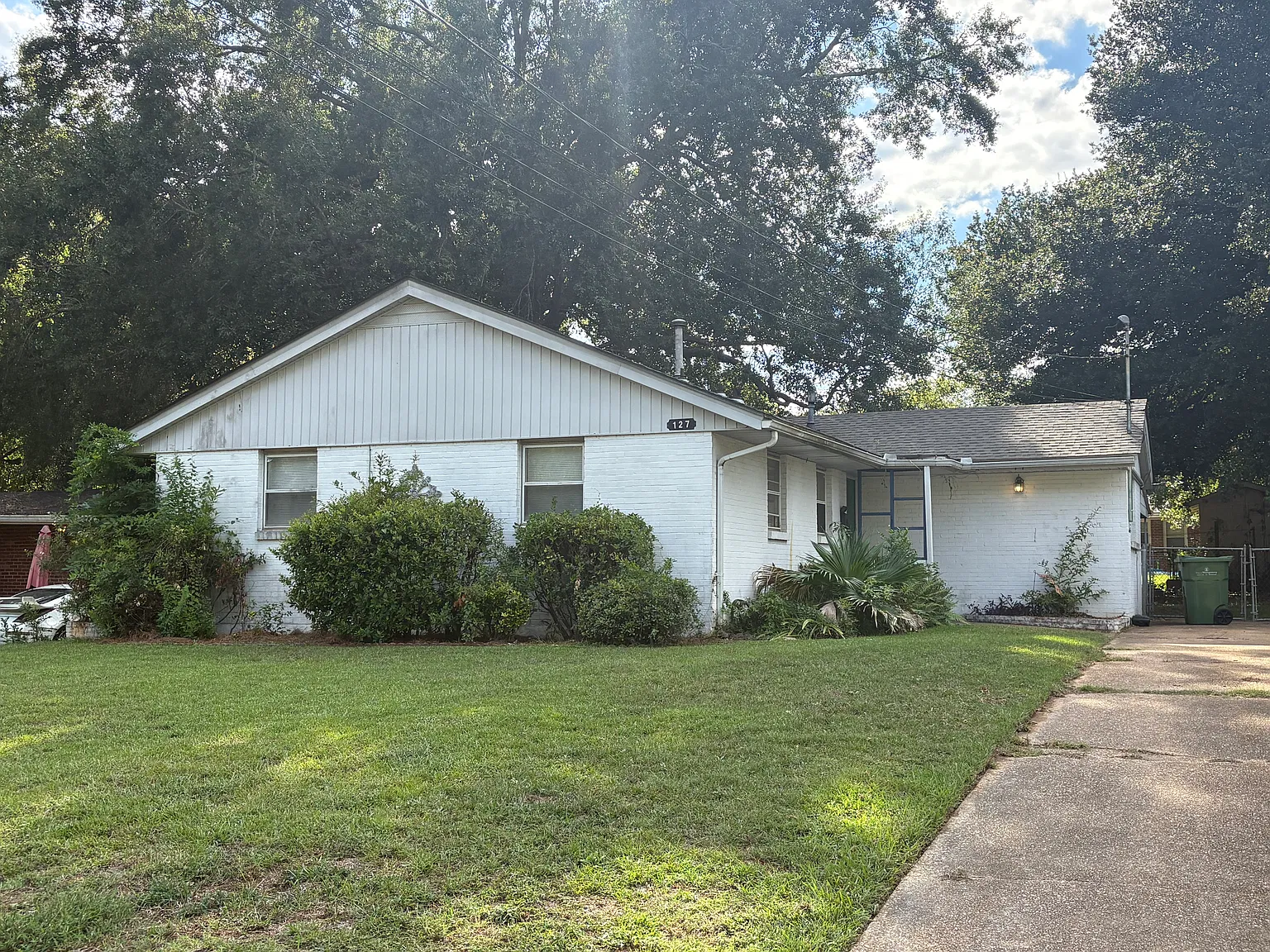 3 bed, 1.5 bath, 1275 sqft, $1,050 — Photo 1