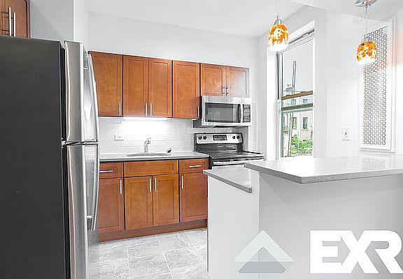 3rd image of 196 Sackett St APT 3R