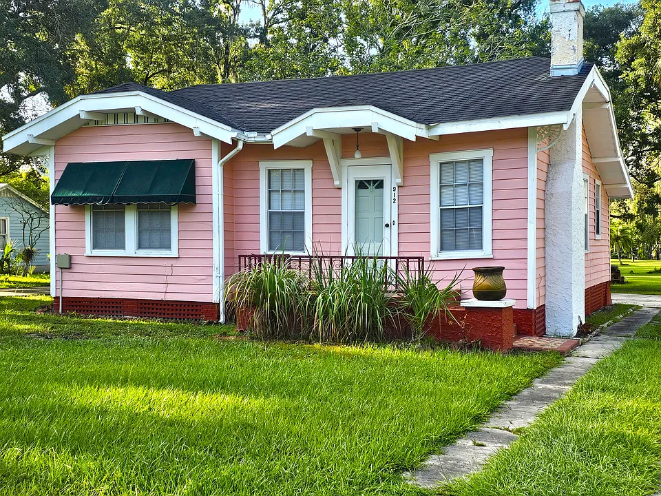 912 W Henry Ave