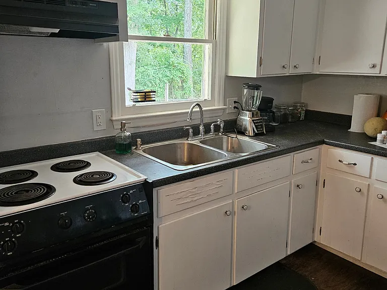 Lynhart Dr — Photo 3