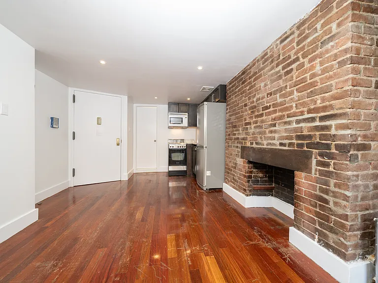 338 E 11th St #9 — Photo 3