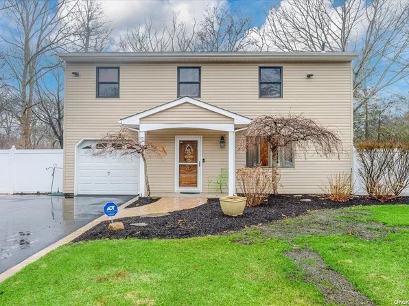 4 Artist Lake Boulevard, Middle Island, NY 11953