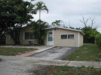 2nd image of 2111 NE 3rd Ave