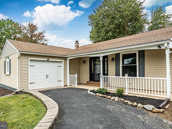 5th image of 7 Tunison Ct