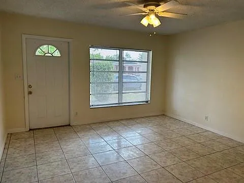 2911 NW 7th St — Photo 10
