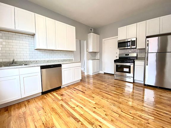 2nd image of 900 W Montrose Ave Unit B