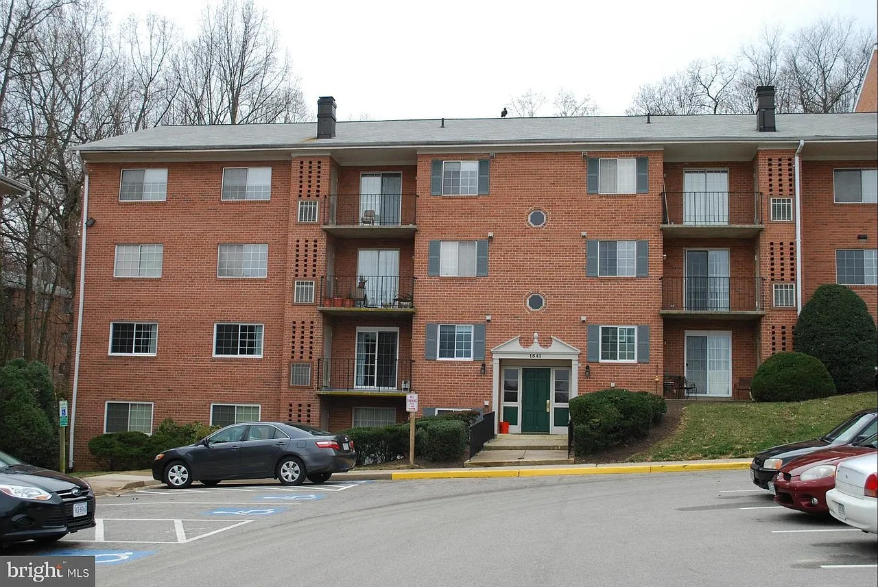 2 bed, 1.5 bath, 939 sqft, $2,000 — Photo 2
