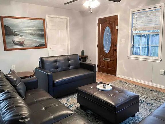3B/2B- Entrance/Living Room