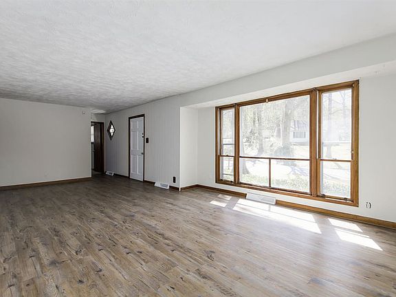 4th image of 360 Amherst Dr