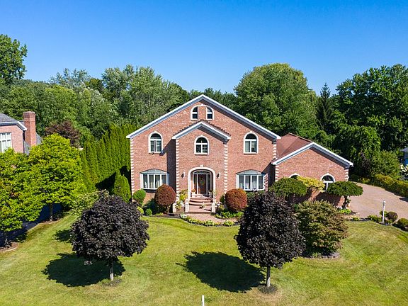 4th image of 10 Burton Ln