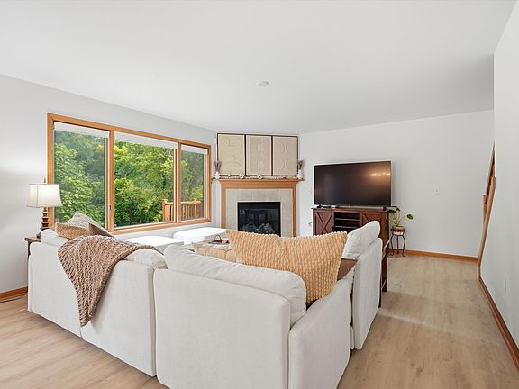 5th image of 555 Sycamore Cir