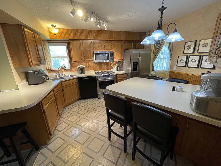 1708 Howlett Ln — Photo 3