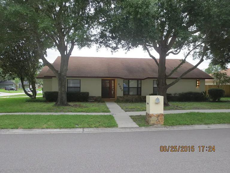 2002 Sycamore Ln — Photo 1