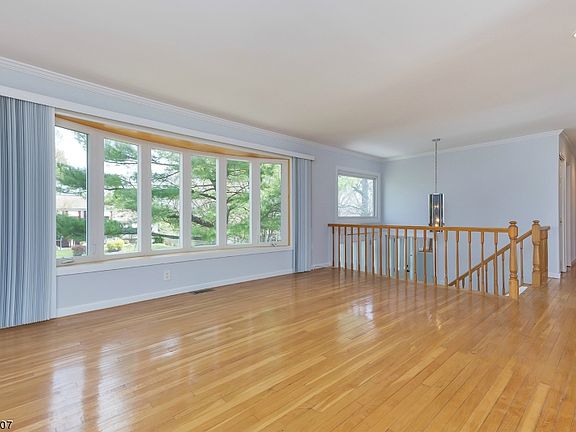 5th image of 30 Wood Lake Dr