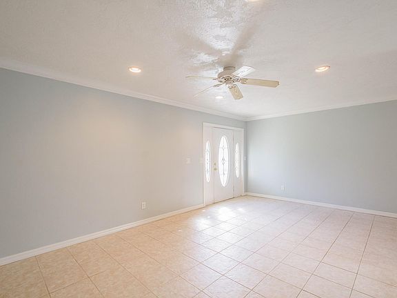 5th image of 815 Poinsettia Ave