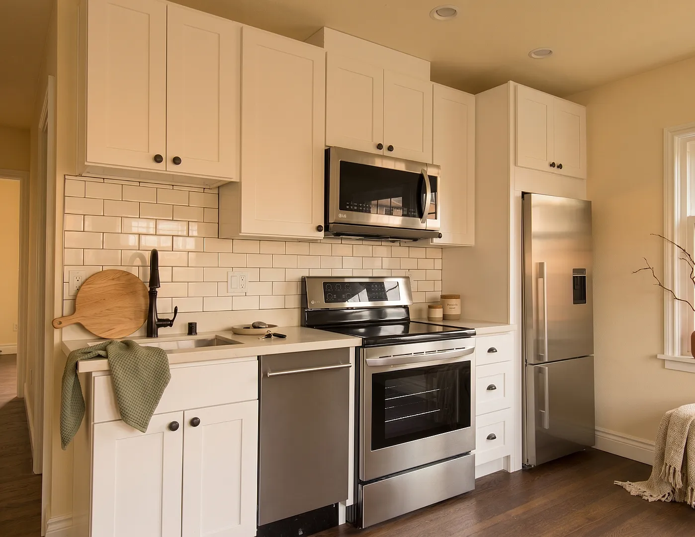 Lower Queen Anne Seattle 2 Bedroom Apartment for Rent | Renovated Top-Floor Home w/ Rooftop Space... — Photo 1