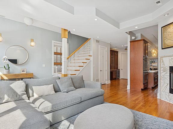 5th image of 1065 N Marshfield Ave #2