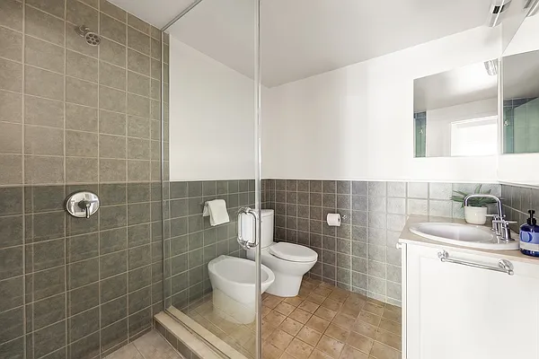 Bathroom, photo 1