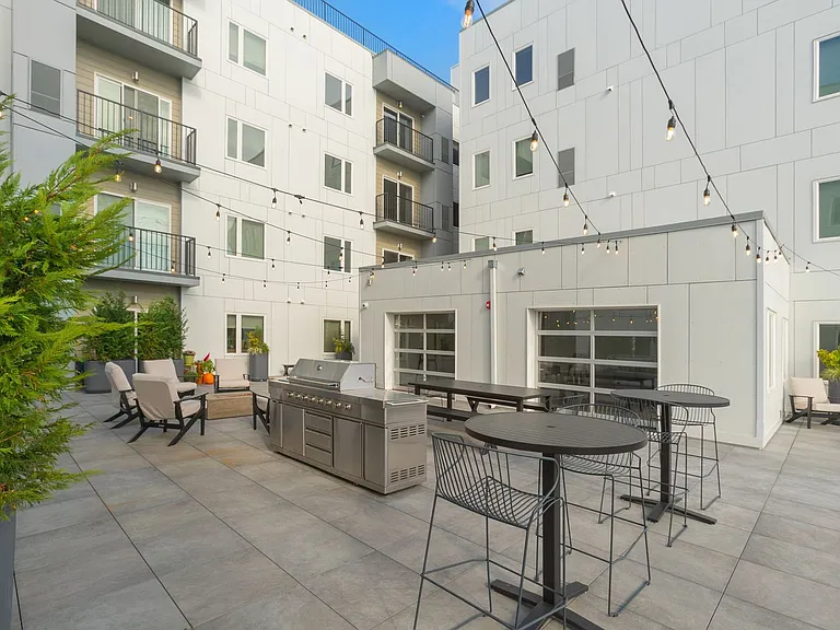 Graduate Pointe — Photo 221