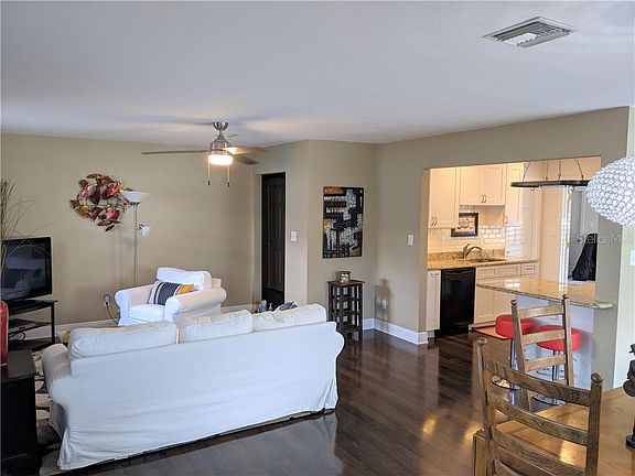 5th image of 990 Knollwood Dr