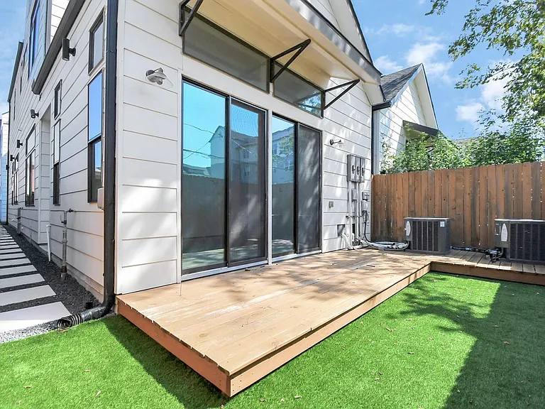 732 W 22nd St #A — Photo 4