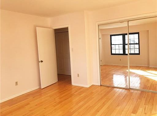 4th image of 43 Essex St