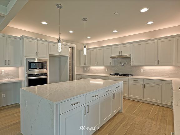 Photos are of another home in community and are for illustration purposes only to reflect typical finishes. May depict seller enhancements. Colors & options may vary.