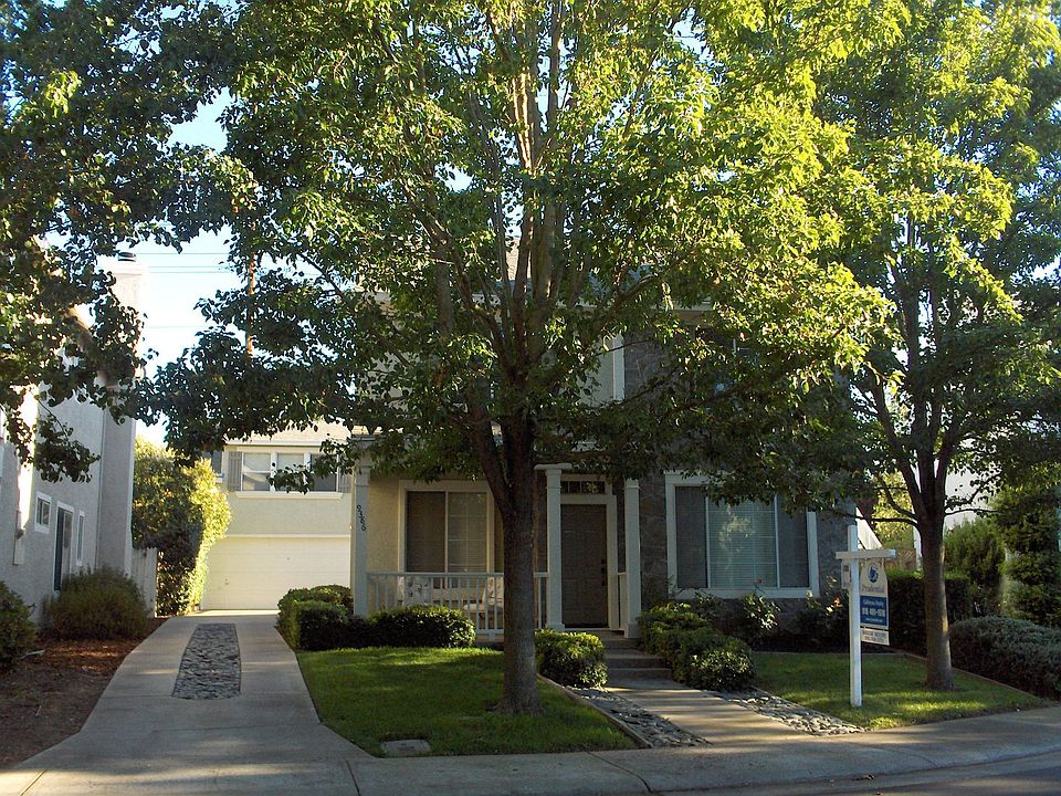 Old New England feel on one of Laguna West most beautiful streets. 