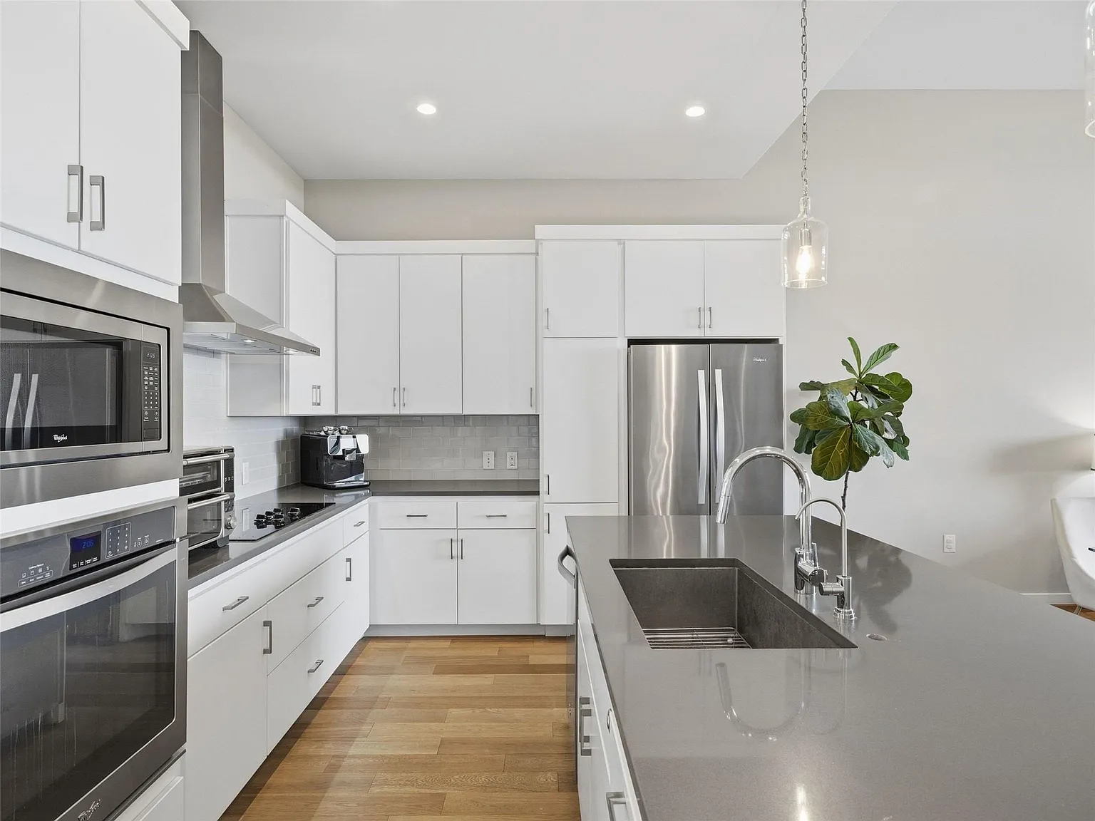 3 bed, 2.0 bath, 1379 sqft, $3,200 — Photo 3