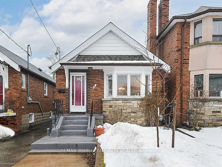26 Elmsdale Rd W — Photo 1