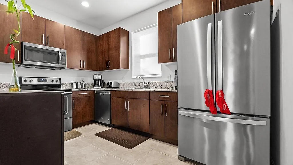 3 bed, 3.0 bath, 1734 sqft, $3,600 — Photo 3