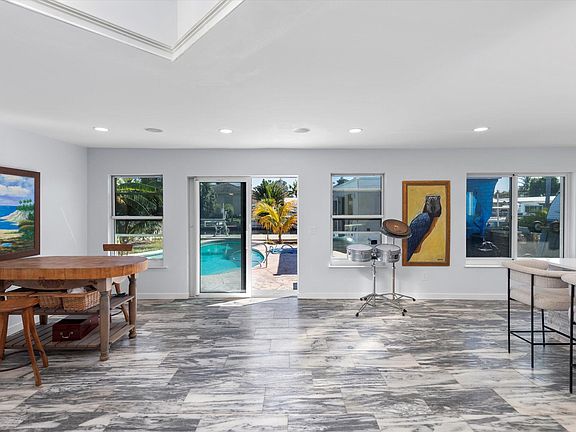 5th image of 2924 Riviera Dr