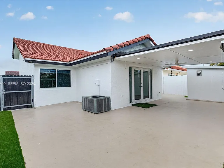 4530 SW 143rd Pl — Photo 3