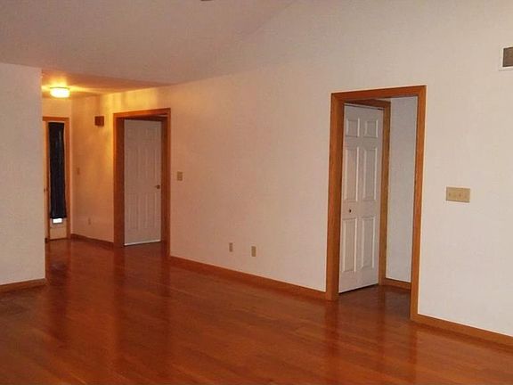 3rd image of 122 Claybrook Dr