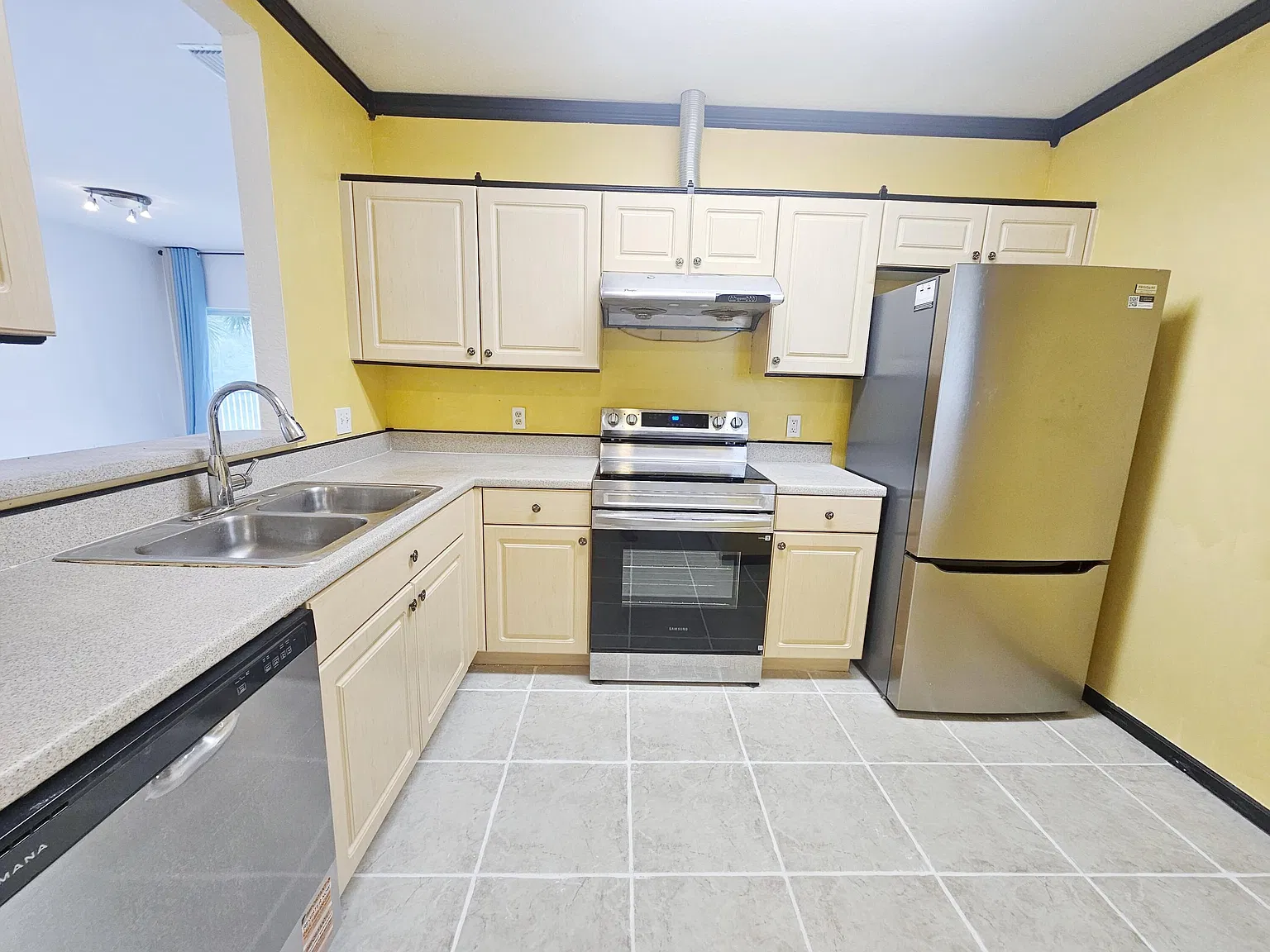 3 bed, 2.0 bath, 999 sqft, $2,100 — Photo 1