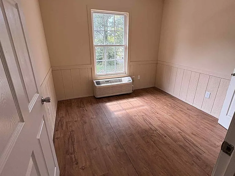 529 E Main St — Photo 7