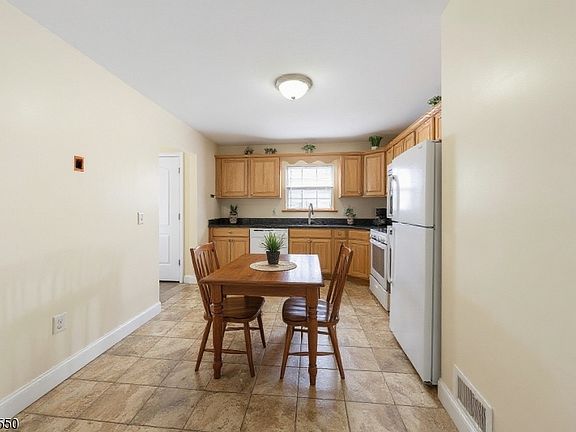 4th image of 128 Baltimore Ave