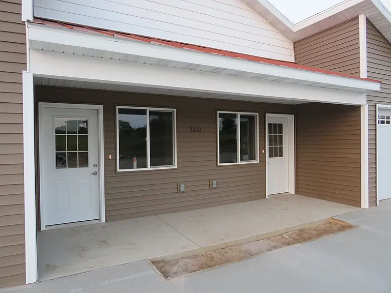 5294 Christopher Dr — Photo 2