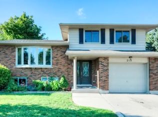 218 Hazelglen Dr #1A, Kitchener, ON N2M2E5