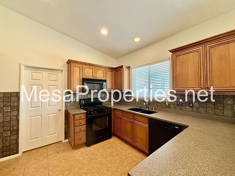 21172 Cabernet Ln — Photo 5