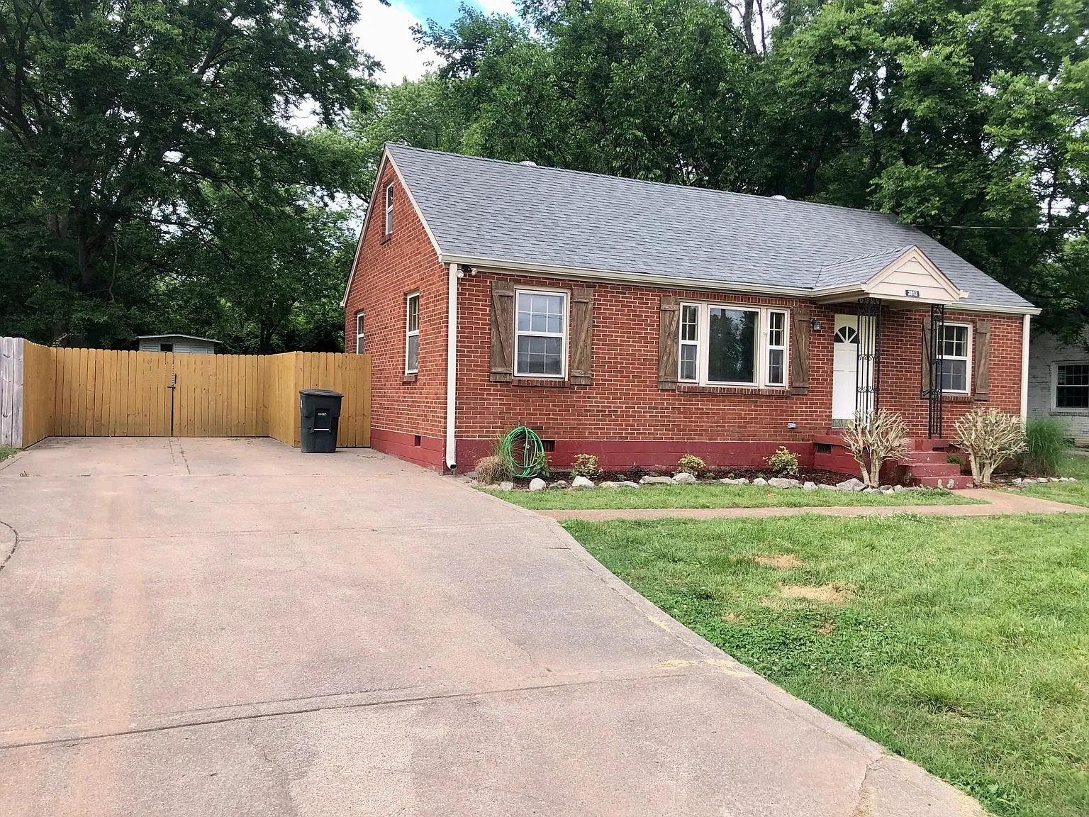 3 bed, 1000 sqft, $1,800 — Photo 2