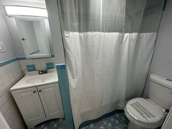 4th image of 953 E Sanger St #1