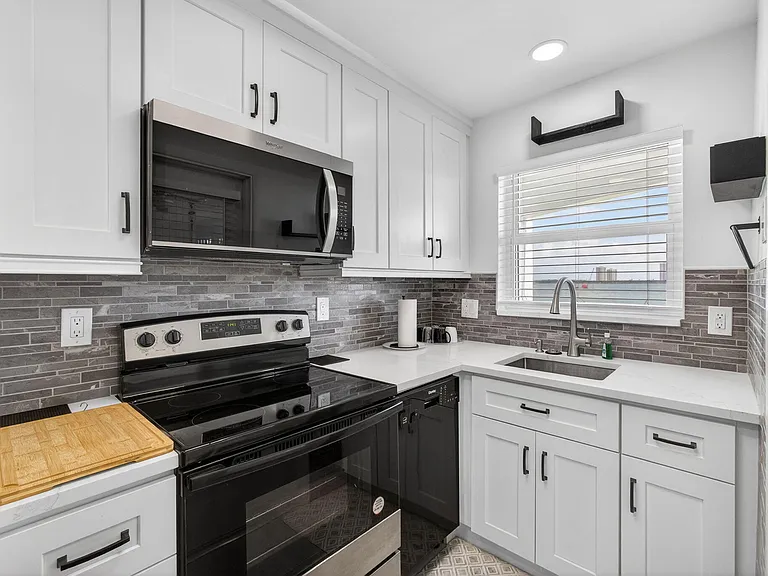 100 Shore Ct #208 — Photo 20