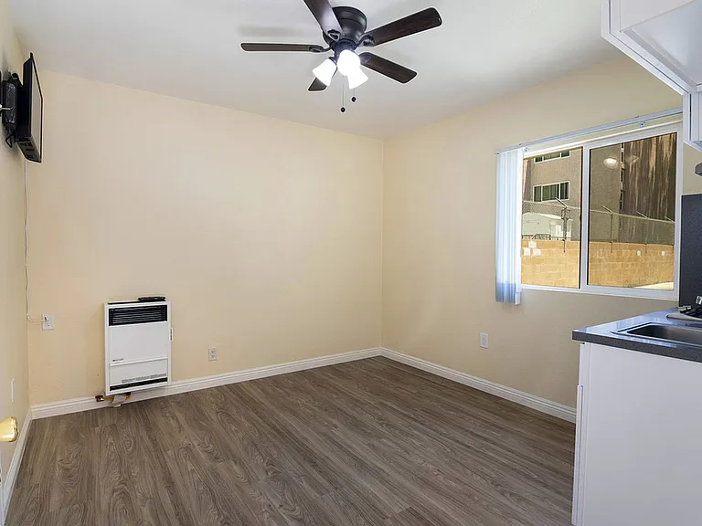 Oxford Suites — Photo 9